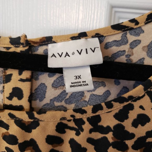 EUC Ava & Viv Leopard Button-back Blouse, 3X - Picture 3 of 5